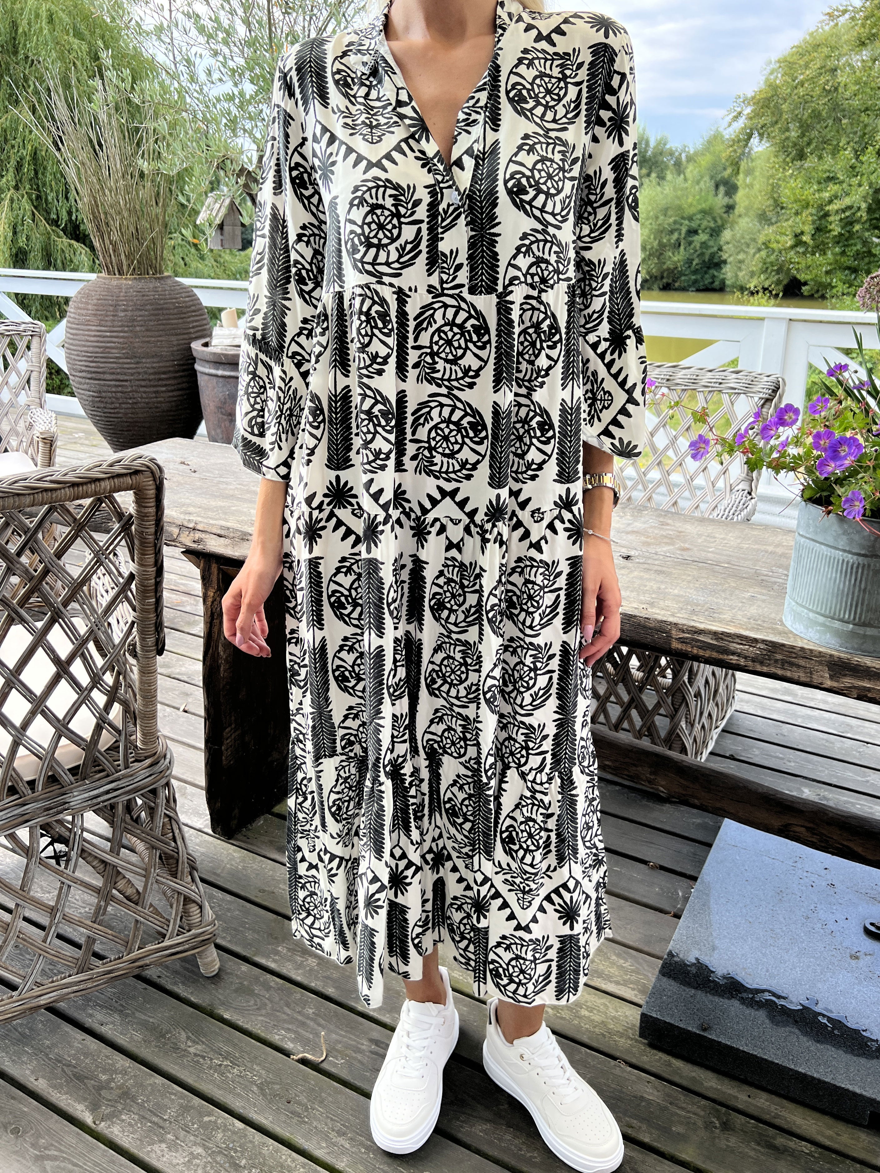 Petra - Lang hvid viscose skjortekjole med farvet mønster